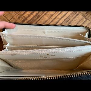 Kate Spade Black Pattern zipper wallet